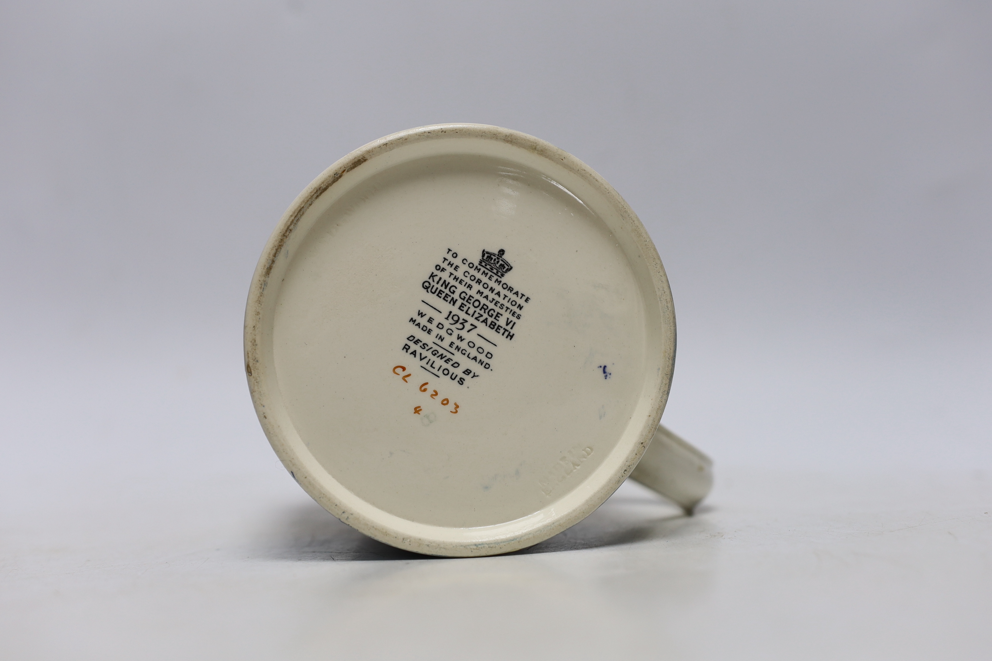 A Wedgwood commemorative mug for George V Coronation by Eric Ravilious, 10.5cm